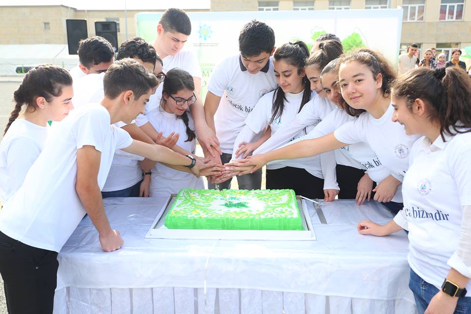 “Ümumrespublika yaşıllaşdırma marafonu” çərçivəsində Binəqədi rayonunda növbəti ağacəkmə aksiyası və ümumrayon iməciliyi keçirildi.