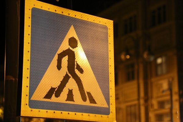 Aeroport yolunda avtomobil qadını vurdu