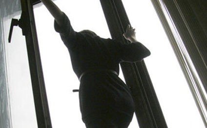 Gənc qız özünü 4-cü mərtəbədən atdı - 