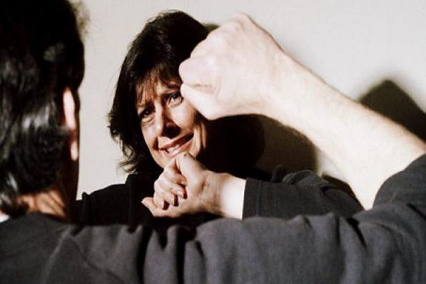 Tovuzda kredit götürən şəxs qadın zaminini döydü