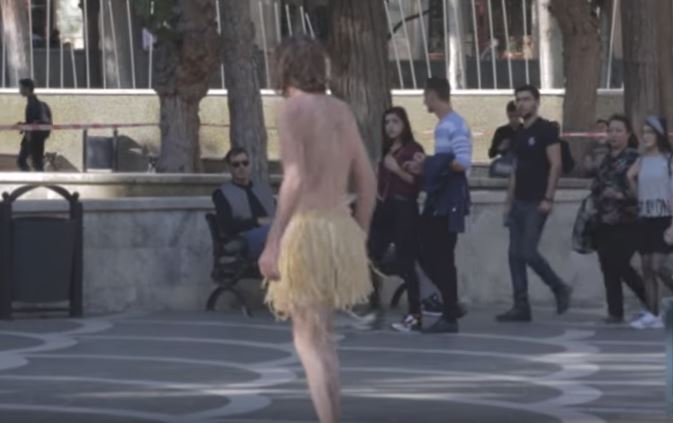 Daş dövrünün adamı Bakı küçələrində - Şok video