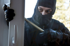 Biləcəridə maskalı şəxslər qadının evinə basqın ediblər