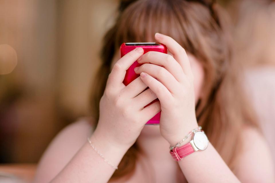 12 yaşlı qız sinif yoldaşlarına çılpaq şəkillərini göndərdi, saxlanıldı - FOTO