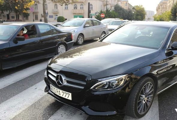 Bakıda avtomobil qadını piyada keçidində vurdu – FOTO