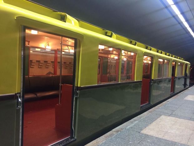 Bakı metropolitenində retro qatarlar – FOTO