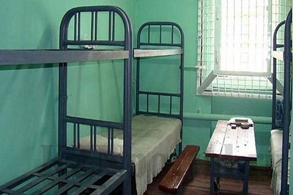 Həbsdə olan məktəb direktoru öldü