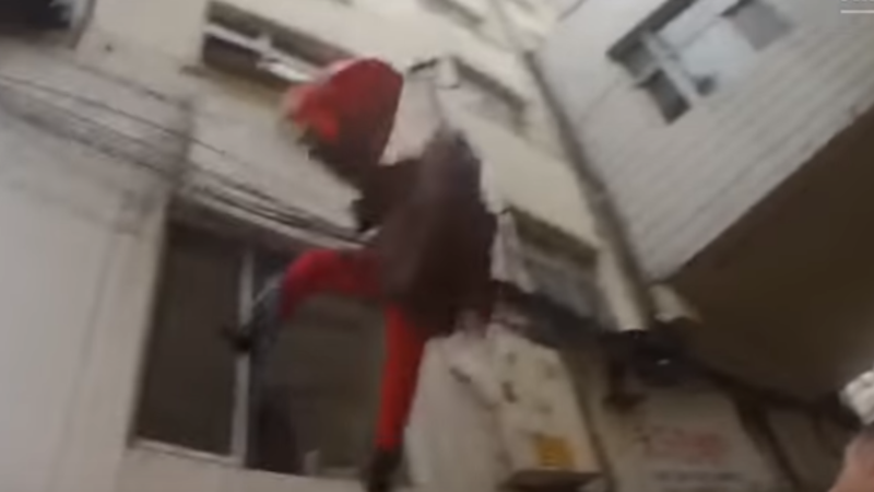 89 yaşlı qadın özünü binadan atdı - VİDEO