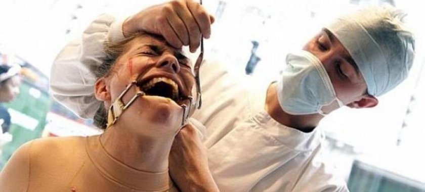 Qadın camaatın gözü önündə özünə işgəncə etdi - FOTOLAR