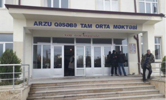 Şagirdin dodağından öpən məktəb direktoru barəsində cinayət işi başlandı