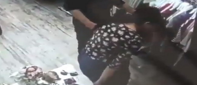 Bakıda mağazadan telefon oğurlayan qızın görüntüləri yayıldı - VİDEO