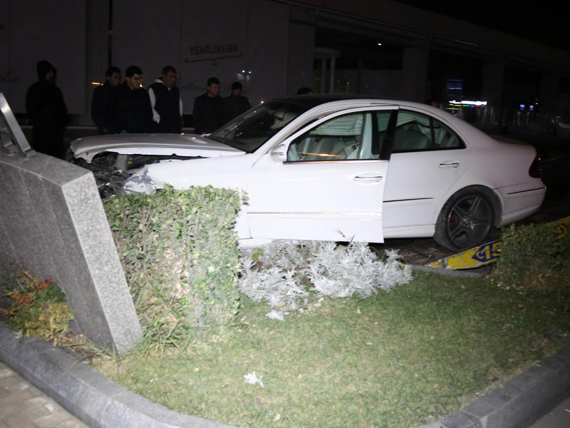 Bakıda sürücü yuxuladı, maşını reklam lövhəsinə çırpdı