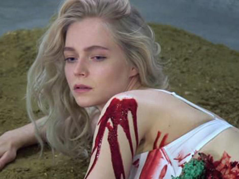 Model qızlar yaralı buğalara 