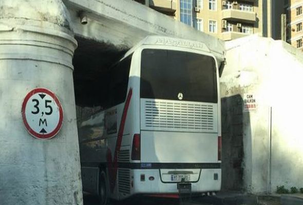Bakıda sərnişin avtobusu körpüyə ilişdi – FOTO