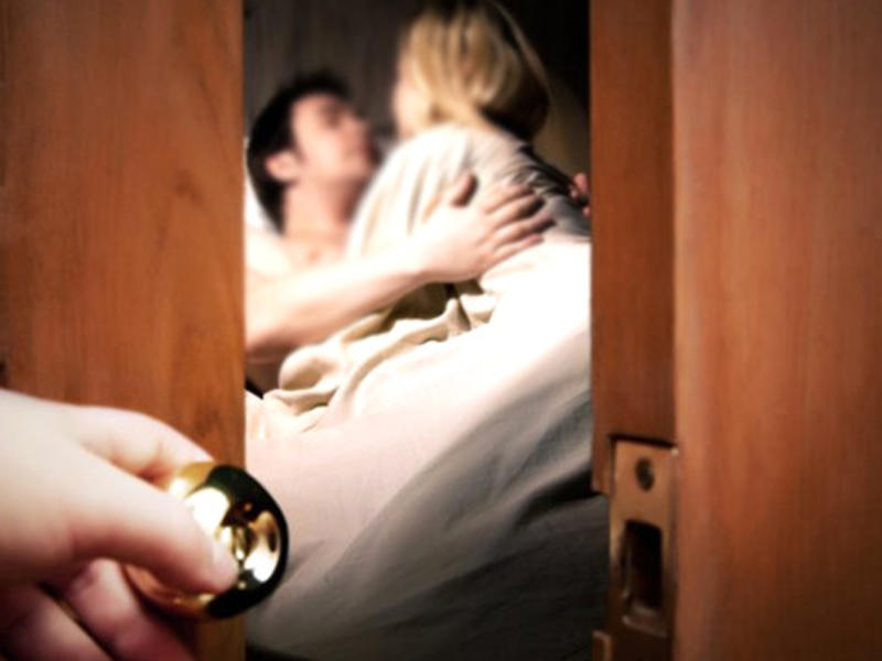 Barda kişilərlə tanış olur, evə gətirir, əri və qaynı yataqda yaxalayır - Film kimi cinayət