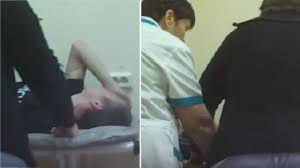 Həkimlər xəstəni döydülər – Şok video