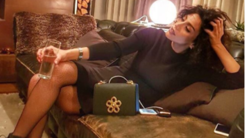 Əməkdar artist Röya varlı kişilərə SÖZ ATDI: “Dəmir qadınam” – FOTO