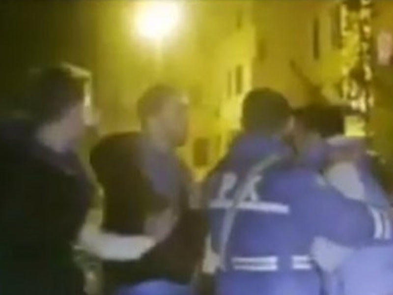 Bakıda polis 15 nəfərin döydüyü 2 gənci belə xilas etdi - VİDEO