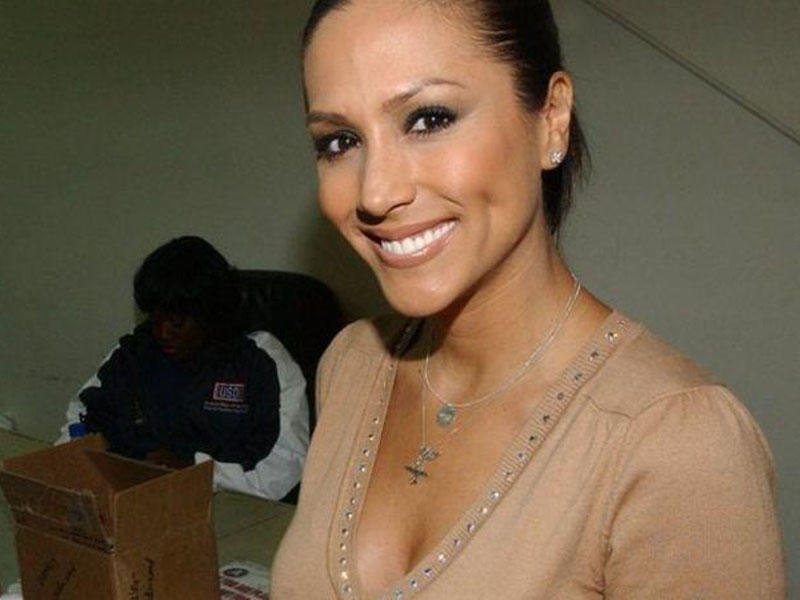 Aparıcının sinəsinə toxunan senator üzr istədi - FOTO