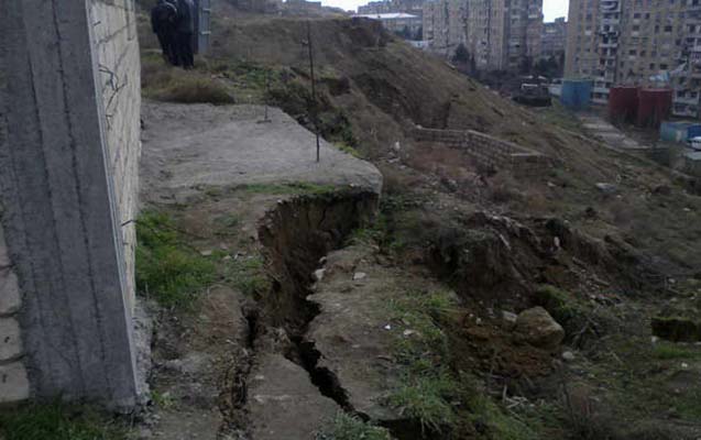Bakıda uçqun - Torpaq altında qalan var