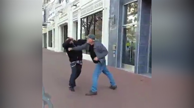 Yaşlı kişidən gənc oğlana inanılmaz zərbə - Video