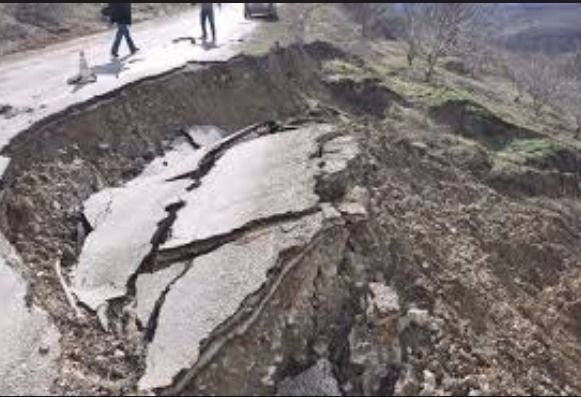 Astarada torpaq sürüşməsi:yollardan biri qismən bağlandı