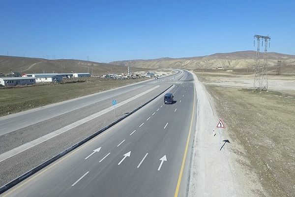 Salyanda şirkət avtomobili dirəyə çırpıldı: Ölən var