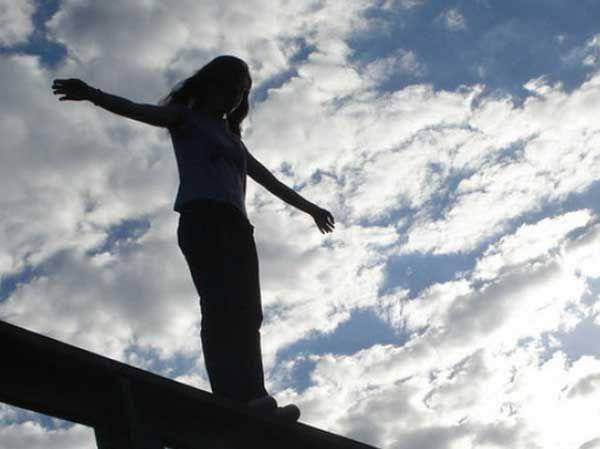 Azərbaycanda tələbə qız özünü binadan atıb