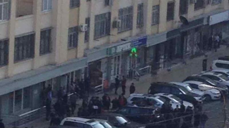 Bakıda İNANILMAZ HADİSƏ - Binadan bahalı avtomobilin üzərinə paltaryuyan maşın atdılar - FOTO