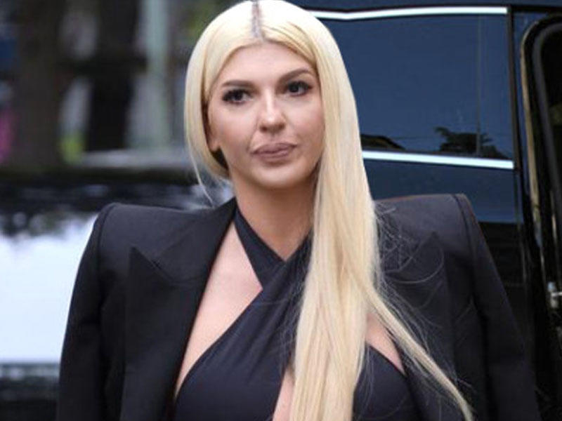 Məşhur müğənniyə maşınında iki nəfər təcavüz etdi - FOTO