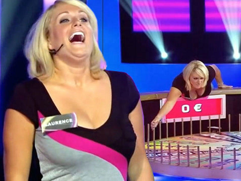 Verilişə çıxan qadının dekoltesi aparıcıya çətin anlar yaşatdı - VİDEO