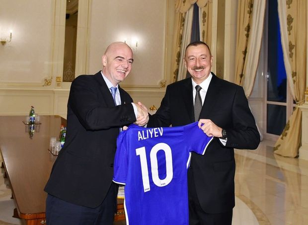 FIFA-nın prezidenti İlham Əliyevə hədiyyə verdi - FOTO