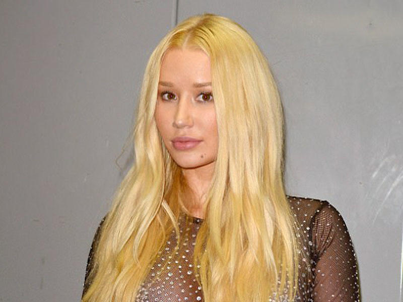 Məşhur müğənni ombaları ilə qürurlanır - FOTO