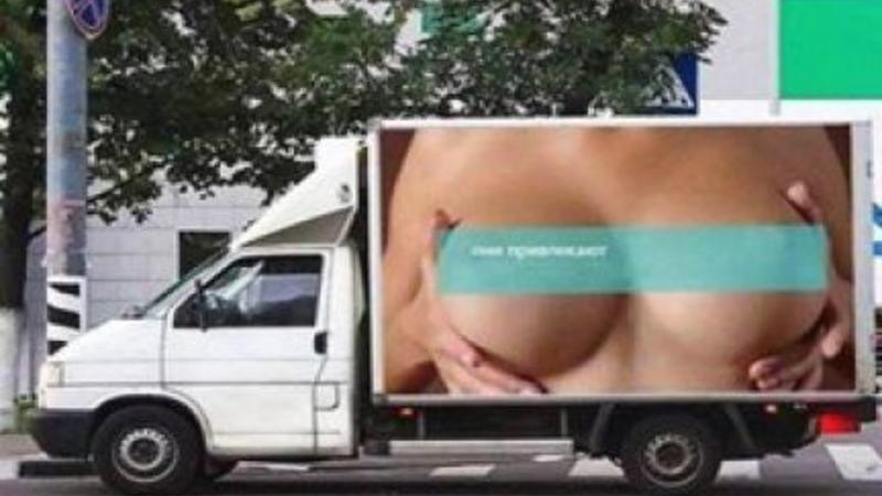 Yük maşınına lüt qız şəkli vurdular - 24 saata 500 qəza baş verdi - FOTO