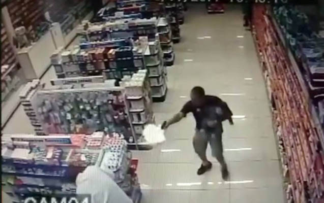 Polis qucağında uşaqla oğruları güllələdi - Video