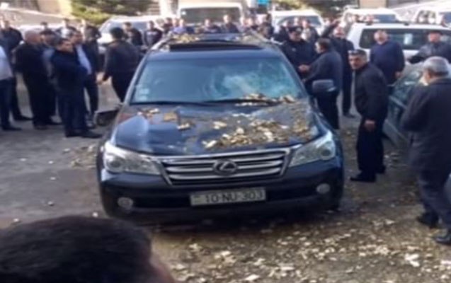 Maşınların üstünə daş düşdü - Video