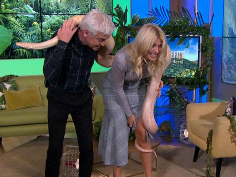 Aparıcı efirdə qorxulu anlar yaşadı - VİDEO