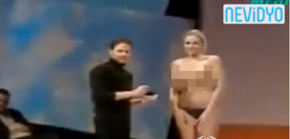 Daha bir qadın canlı yayımda çılpaq soyundu - VİDEO