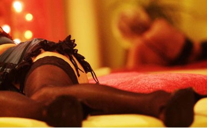 Arvadını başqa kişilərə təklif etdi - VİDEO - FOTO