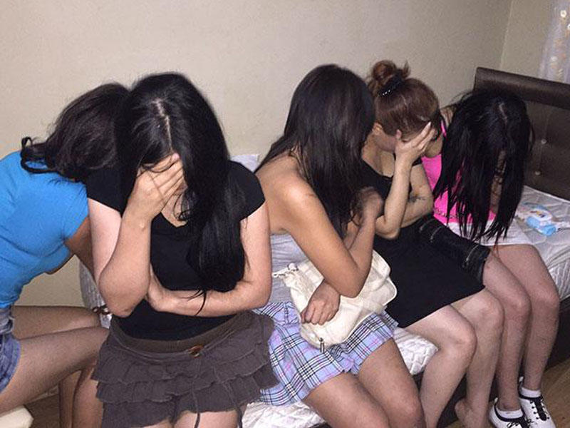 Əxlaqsızlıq edilən otelə basqın - Qadın son anda xilas edildi - FOTO