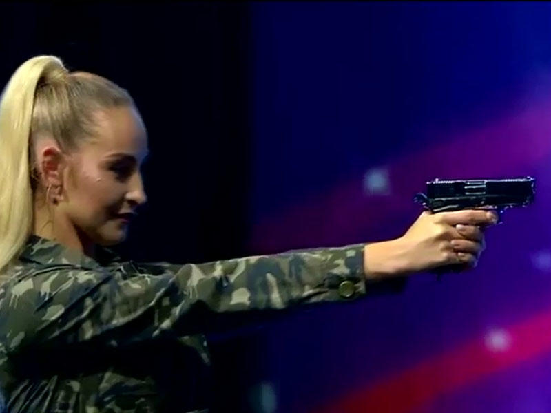 Rus qız şousu ilə münsifləri mat qoydu - VİDEO