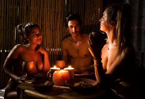 Bu restorana girmək üçün soyunmalısan - fotolar