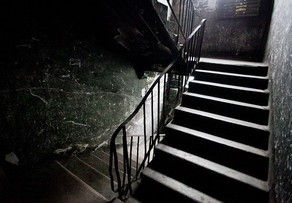 Bakı sakini binanın girişində hücuma məruz qalaraq bıçaqlanıb