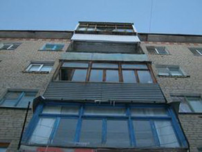 Bakıda orta yaşlı kişi binanın eyvanından yerə yıxılıb