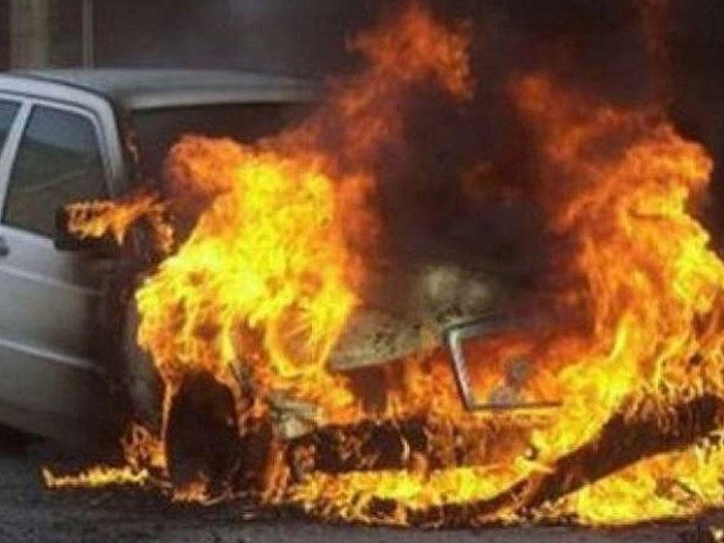 Bakıda minik avtomobili yandı