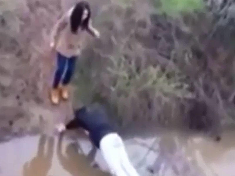 Dünya bu oğlanın qıza qarşı hərəkətindən danışır - VİDEO