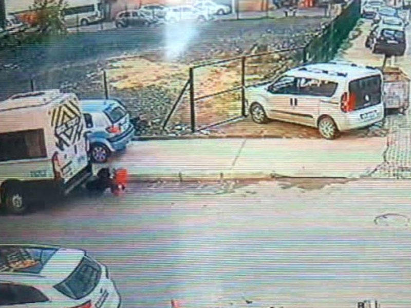 Qucağında uşaq olan qadının mikroavtobusun altında qalma anı - VİDEO - FOTO