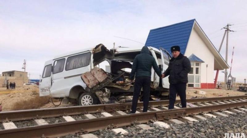 Mikroavtobus teplovozla toqquşdu: 9 ölü