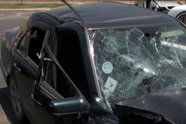 Sürücü sükan arxasında öldü: Avtomobil divara çırpıldı