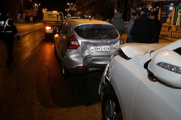Bakıda sürücü avtomobili piyadaya yol verən nəqliyyat vasitəsinə çırpdı – FOTO