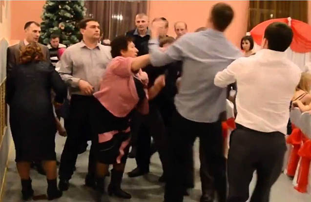 Toyda butulka ilə tanışının boğazını kəsənə hökm oxundu